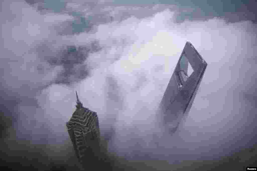 چین کے شہر شنگھائی میں بارش کے دوران فلک بوس عمارتوں کو فضا سے ایک منظر