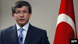 Ngoại trưởng Thổ Nhĩ Kỳ Ahmet Davutoglu trong cuộc họp báo chung với giới chức Palestine Nabil Shaath tại Ankara, ngày 5/9/2011. Ông Davutoglu nói Thổ Nhĩ Kỳ sẽ đẩy nhanh việc công nhận nhà nước Palestine tại Đại hội đồng Liên Hiệp Quốc