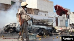 Hiện trường vụ đánh bom xe ở thành phố cảng Aden, Yemen, ngày 1/5/2016. Hai kẻ đánh bom tự sát vừa tấn công một căn cứ quân sự gần phi trường quốc tế Aden hôm 6/7/2016 khiến ít nhất 6 người thiệt mạng.