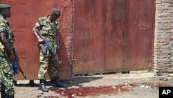 Burundian security forces inspect scene of shooting at a bar in Gatumba, Bujumbura-rural, Sept. 2011 (file photo).