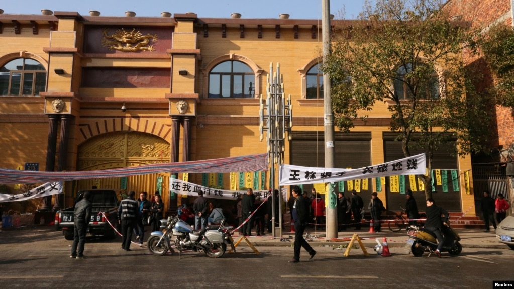 在江西萍乡，人们在王林的住宅外抗议和讨债（2014年12月13日）