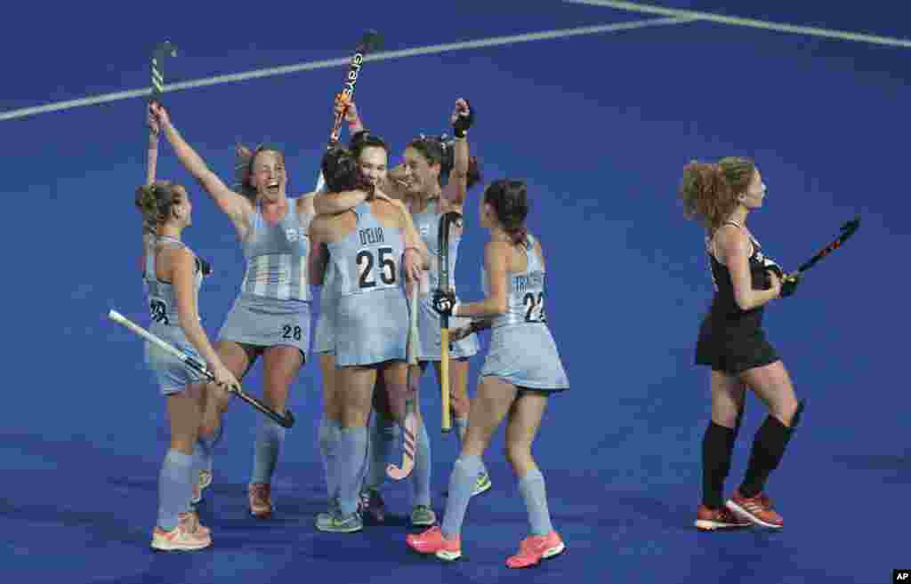 تیم هاکی زنان آرژانتین به ثمر رسیدن گل خود را در مسابقه با کانادا در جریان مسابقات ورزشی پان امریکن جشن می گیرند.