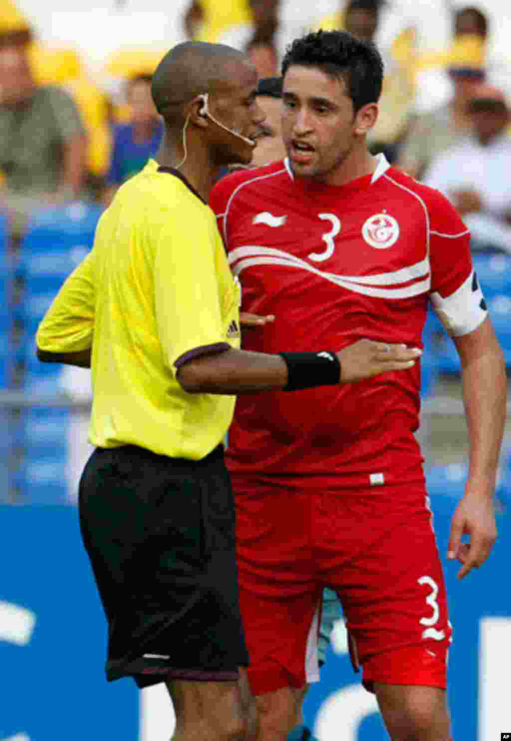 Tunisia's Hagui talks to the referee during their African Cup of Nations soccer match against Niger in Libreville
