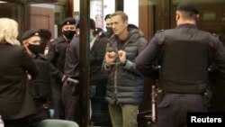 Rusiya müxalifər lideri Aleksey Navalnının Moskvada məhkəməyə gətirildiyi zaman çəkilmiş fotosu, 2 fevral, 2021. 