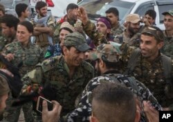 ABŞ-dın dəstəklədiyi və əsasən kürdlərdən ibarət Suriya Demokratiq Qüvvələri (SDQ) Raqqa şəhərinin İŞİD-dən azad edilməsini bayram edir. 20 oktyabr, 2017.