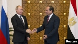 دیدار ولادیمیر پوتین رئیس جمهوری روسیه (چپ) با عبدالفتاح السیسی رئیس جمهوری مصر در قاهره - ۲۰ آذر ۱۳۹۶ 