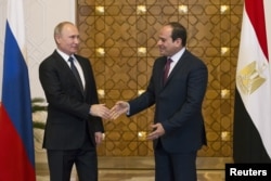 Russia's President Vladimir Putin (L) meets with Egypt's President Abdel Fattah al-Sissi in Cairo, Dec. 11, 2017.
