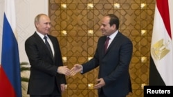 Russia's President Vladimir Putin (L) meets with Egypt's President Abdel Fattah al-Sisi in Cairo, Dec. 11, 2017.