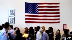 미국 시민권을 획득한 이민자들이 선서식을 하기 위해 이민국 사무실에 도착했다. (자료사진)
