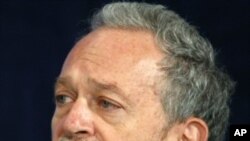 លោក​ Robert Reich ទី​ប្រឹក្សា​​សេដ្ឋកិច្ច​នឹង​ជា​អតីត​រដ្ឋមន្ដ្រី​ក្រសួង​ការ​ងារ​ នៅ​ថ្ងៃ​ទី​៧​ខែ​វិច្ឆកា​ឆ្នាំ​២០០៨​។