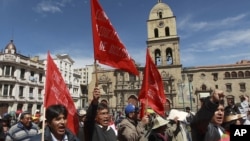 Manifestantes protestan contra el gobierno del presidente boliviano, Evo Morales, durante la celebración del Día Internacional de los Trabajadores.