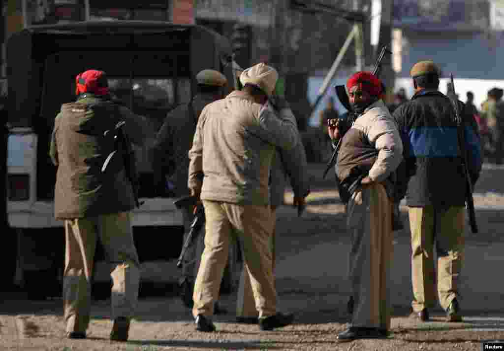 جھڑپ میں بھارتی سکیورٹی فورسز کے دو اہلکار بھی ہلاک ہوئے اور حکام کے مطابق صورت حال اب اُن کے مکمل کنٹرول میں ہے۔