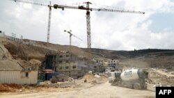 Para pekerja konstruksi melakukan pembangunan permukiman Yahudi 'Givat Zeev' dekat Ramallah, Tepi Barat (foto: dok).