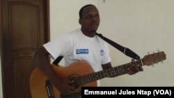 Piko, guitare à la main dans l’enceinte de la villa de son ami à Yaoundé,en pleine répétition..