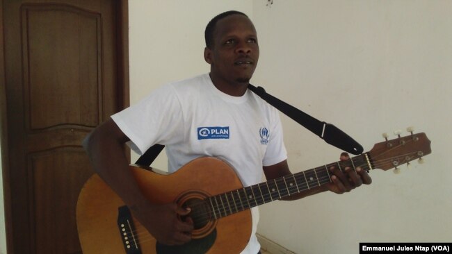 Piko, guitare à la main dans l’enceinte de la villa de son ami à Yaoundé,en pleine répétition..