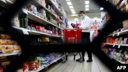 Supermarketet e rihapura në Izrael operojnë me numër të kufizuar klientësh