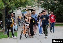 Para mahasiswa berjalan di kampus Universitas Michigan di Ann Arbor, Michigan, 19 September 2018. (Foto: Reuters)