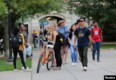 Para mahasiswa berjalan di kampus Universitas Michigan di Ann Arbor, Michigan, 19 September 2018. (Foto: Reuters)