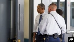 Tổng thống Barack Obama nhìn vào bên trong một buồng giam khi đến thăm nhà tù nhà tù El Reno ở bang Oklahoma ngày 16/7/2015.