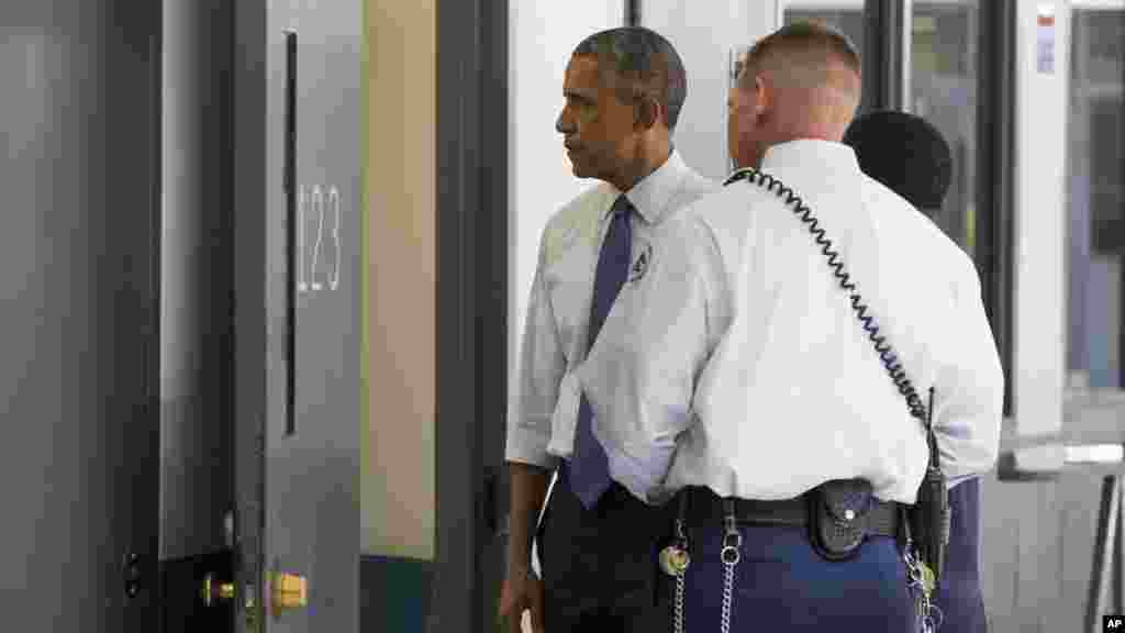 Le président Barack Obama regarde à l'intérieur d'une cellule de l’établissement fédéral correctionnel El Reno, le 16 Juillet 2015.