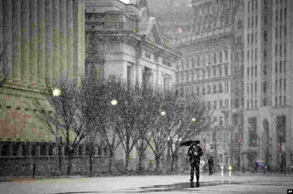 A pedestrian walks down Pennsylvania Ave. near the White House in Washington, DC, March 6, 2013. Schools, businesses and the federal government closed in anticipation of a snow storm that could blanket the region. 