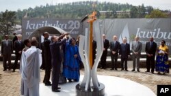 4月7日盧旺達舉辨種族屠殺20周年紀念活動.總統卡加梅和聯合國秘書長潘基文(中左)一道點燃了國家百日哀悼火炬。