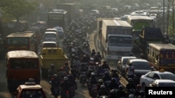 Sistem metro atau kereta bawah tanah diharapkan akan mengatasi kemacetan parah di Jakarta. (Foto: Reuters/Beawiharta)