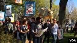 Demonstrators march on the U.S. Capitol to oppose big money in politics in Washington, D.C., April 18, 2016. (E. Sarai/VOA)