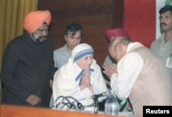 FILE - Mother Theresa greets Indian Prime Minister P.V. Narasima Rao (R) after she received the "Great Daughter of India" title in New Delhi November 8 1992.