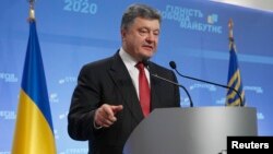 25일 페트로 포로셴코 우크라이나 대통령이 키예프에서 열린 기자회견에서 발언하고 있다.