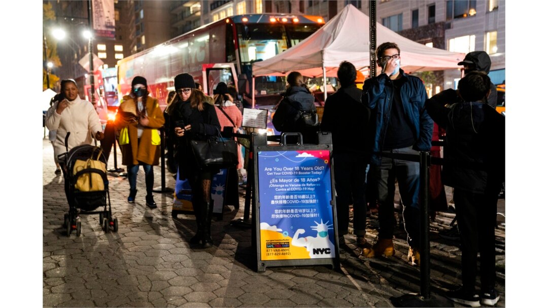 Pasien menunggu untuk menerima suntikan booster vaksin COVID-19 di stasiun vaksinasi keliling di 59th Street di bawah Central Park, di New York, 2 Desember 2021. (Foto: AP)