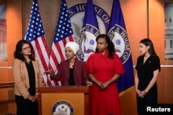 Anggota DPR AS, dari kiri: Rashida Tlaib, Ilhan Omar, Alexandria Ocasio-Cortez dan Ayanna Pressley dalam konferensi pers, Senin (15/7).