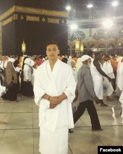 Mesut Özil'in Umre ziyareti sırasında çektirdiği ve Facebook hesabında yayınladığı fotoğraf