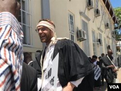UMnu. Doug Coltart ngomunye wamagqwetha asanda kukhahlanyezwa ngomapholisa.