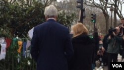U.S. Secretary of State John Kerry, accompanied by U.S. Ambassador in France Jane Hartley, lays a wreath at a memorial for the Charlie Hebdo victims in Paris, Jan. 16, 2015. (Photo: P. Dockins / VOA)