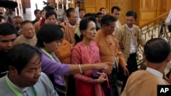 ຜູ້ນຳເພື່ອປະຊາທິປະໄຕ ຂອງມຽນມາ ທ່ານນາງ Aung San Suu Kyi (ກາງ) ເດີນທາງໄປເຖິງ ບ່ອນເຂົ້າຮັບຕຳແໜ່ງ ໃນສະພາຕ່ຳຂອງມຽນມາ ໃນນະຄອນຫຼວງເນປີດໍ ຂອງມຽນມາ, ວັນທີ 1 ກຸມພາ 2016. 