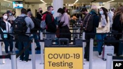 A principios de la próxima semana, Estados Unidos comenzará a exigir a todos los viajeros internacionales entrantes que realicen una prueba de COVID-19, tomada un día antes de su vuelo al país, independientemente de su nacionalidad o estado de vacunación.