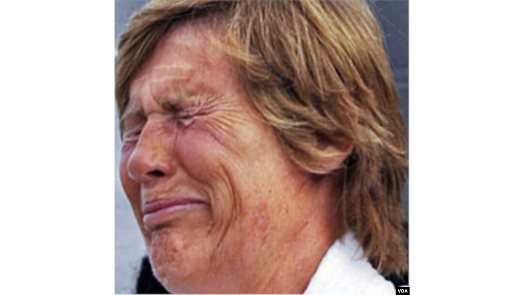 Diana Nyad menangis di depan media di Key West, Florida saat upayanya bulan lalu gagal akibat asma dan nyeri bahu (9/8)
