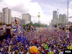 Avenida de Caracas llena de partidarios de la oposición en el cierre de la campaña presidencial de Henrique Capriles, que aparece al centro de la foto. Foto de Adrian Criscaut, VOA