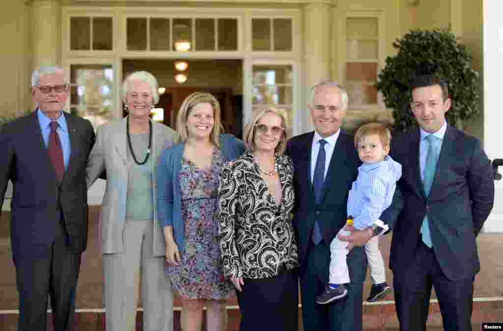 Malcolm Turnbull (ketiga dari kanan) berpose dengan keluarganya setelah dilantik sebagai perdana menteri Australia ke-29 di Canberra (15/9).