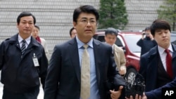 Ông Tatsuya Kato (giữa) cựu trưởng phòng tòa báo Sankei Shimbun của Nhật Bản ở Seoul, đến tòa án ở Seoul, Nam Triều Tiên, 27/11/14
