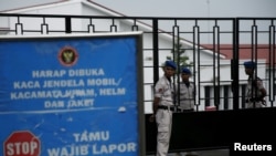 Para petugas keamanan berjaga di gerbang masuk Badan Nasional Penanggulangan Terorisme (BNPT) di Bogor, 5 Januari 2016. (Foto: Reuters)