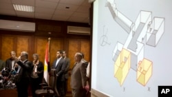 Menteri urusan purbakala Mesir EMamdouh el-Damaty (kiri) memberikan keterangan kepada pers tentang hasil pemindaian kawasan makam Raja Tut di Kairo, Mesir (17/3). 