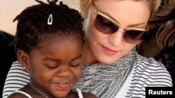 La star américaine Madonna avec sa petite fille adoptée Merci James, lors d'une cérémonie, près de la capitale Lilongwe, Malawi, le 6 avril 2010. 