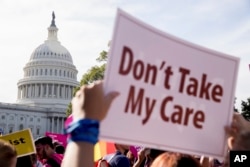 '오바마케어' 전국민 건강보험 폐지에 반대하는 시민들이 워싱턴 연방 의사당 앞에서 시위하고 있다.