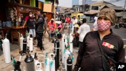 印度尼西亞首都雅加達的民眾排隊為氧氣瓶充氣（2021年7月5日）