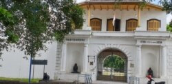 Benteng Vasterburg Solo yang digunakan untuk lokasi pemberian sanksi bagi pelanggar protokol kesehatan, termasuk konvoi di Pilkada Solo, Selasa, 1 Desember 2020. (Foto: Yudha Satriawan/VOA)