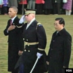 Predsjednik Kine Hu Jintao sa predsjednikom Barackom Obamom tokom svečanog dočeka u Washingtonu 18 januara 2011.