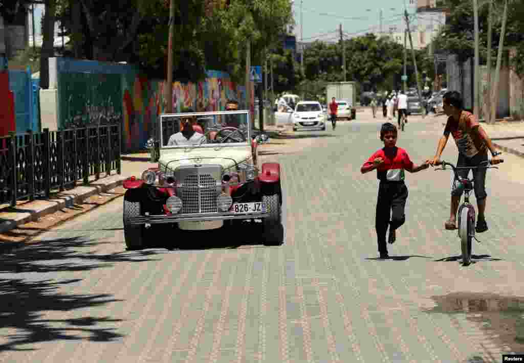 Munir Shindi, một người Palestine 36 tuổi, lái một bản sao của chiếc Mercedes Gazelle đời 1927 mà anh ta tự lắp ráp trên một con đường ở Thành phố Gaza, ngày 19 tháng 6, 2016.