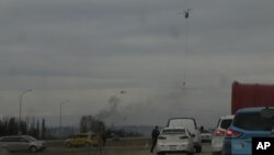 Helicópteros arrojan agua sobre uno de los incendios forestales cerca de Fort McMurray, Alberta.
